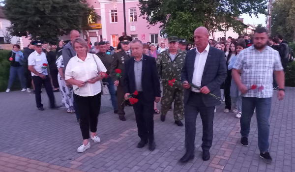 В Жуковке в канун Дня памяти и скорби прошла акция «Свеча памяти»