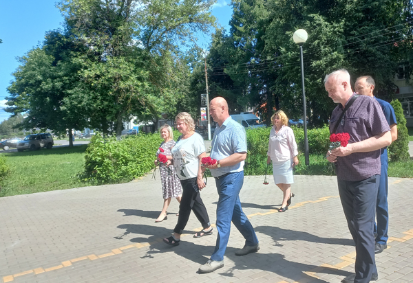 В канун Дня партизан и подпольщиков к стеле «Жуковка — город партизанской славы» возложили цветы