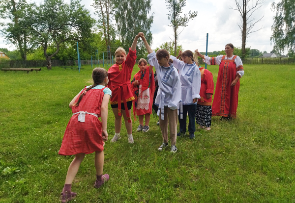 В Ходиловичах на Троицу провели программу «Сохраним народные традиции»