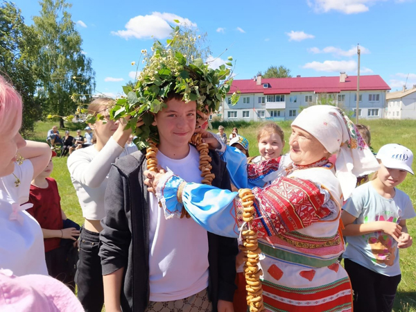 В Гришиной Слободе детей познакомили с обрядами Троицы