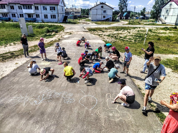 В Гришиной Слободе рисовали на асфальте