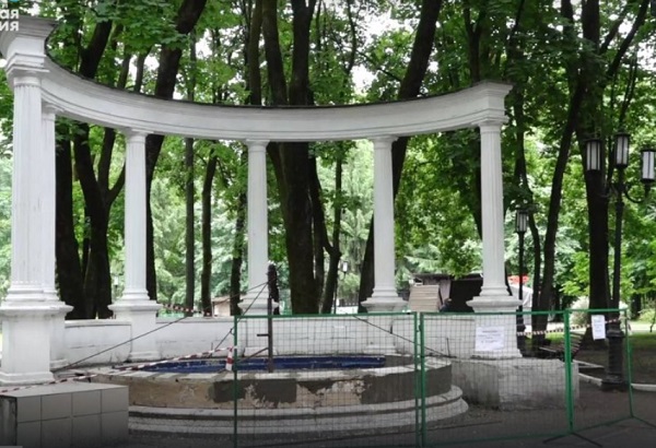 В парке Толстого в Брянске обновляют ротонду и деревянные фигуры