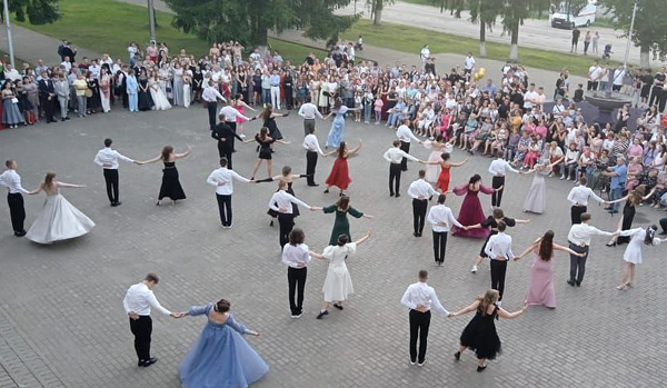 В Жуковке прошёл общеокружной выпускной