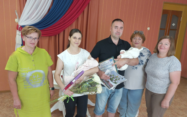 Жуковскую семью поздравили с двойняшками