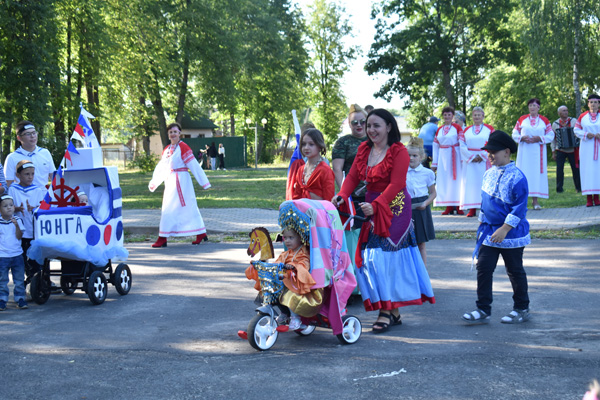 В Клетне провели парад детских колясок