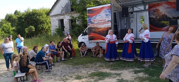 К жителям деревень Меловка и Белоголовль приехал автоклуб