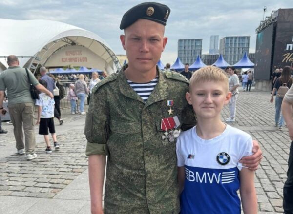 Юный житель Стародуба Никита Дюбо встретился с Героем России Иваном Жарским