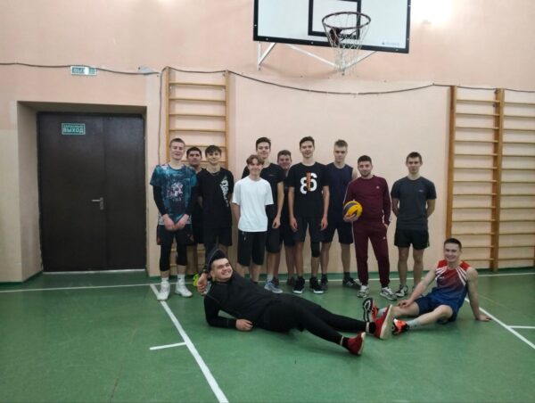 В Ржаницкой школе выпускники сыграли в волейбол с учениками