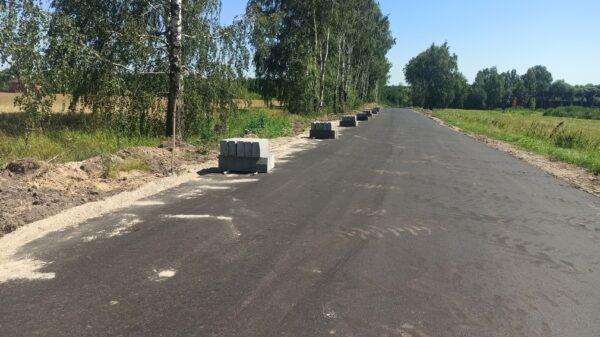 На автодороге «Брянск-Новозыбков»-Кокино-Скуратово устанавливают бордюры