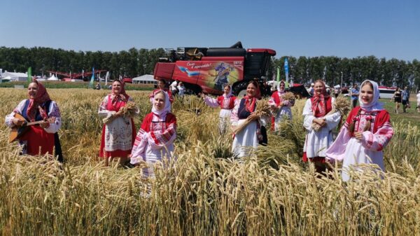 Александр Богомаз поблагодарил за труд работников агропромышленного комплекса