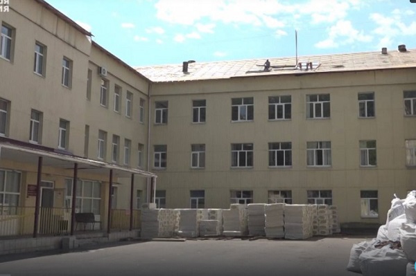 Ремонт крыши идет в терапевтическом корпусе Брянской горбольницы №2