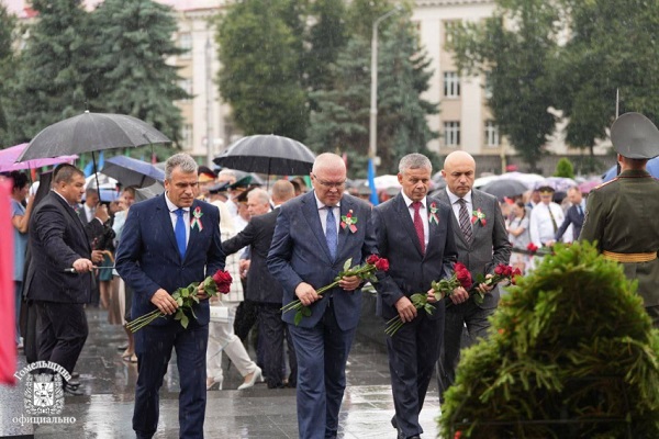Принял участие в мероприятиях, посвященных Дню независимости и 80-летия освобождения Республики Беларусь, врио заместителя губернатора Виталий Свинцов