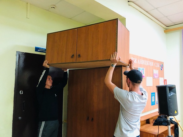 Ржаницкие волонтеры помогли отремонтировать Дом культуры