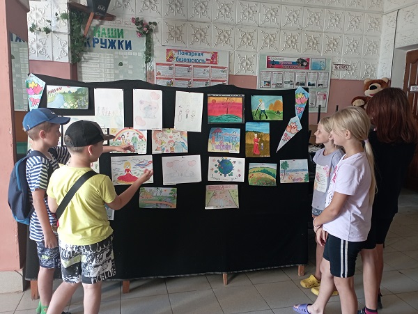 Выставка детских творческих работ «Я рисую лето!» организована в Шамординском СДК