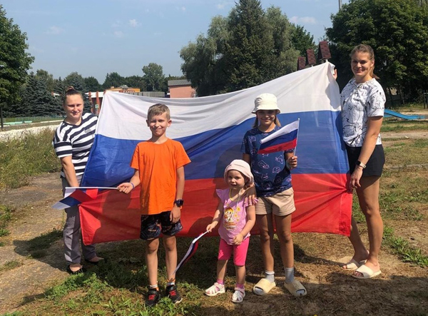 Тематическая фотосессия, посвященная Дню государственного флага,  прошла в Овстуге