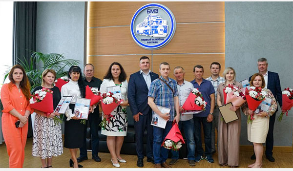 Брянские машиностроители получили почетные удостоверения Ветеран труда