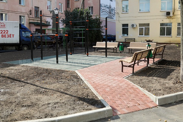 В Брянске отремонтировали двор по улице Горького