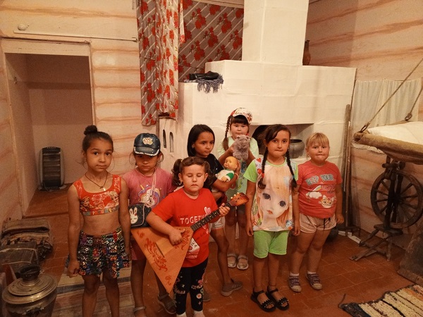 Дошколята побывали в  комнате крестьянского быта Троснянского СДК