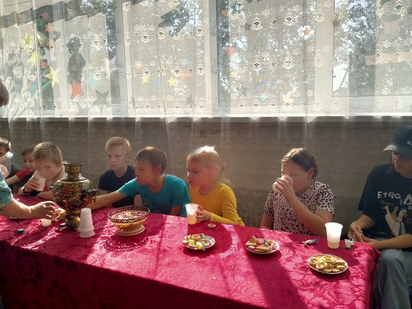 В Орловском СДК прошли посиделки для детей «Самовар кипит, уходить не велит».