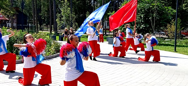 В Жуковке отпраздновали День Государственного флаг