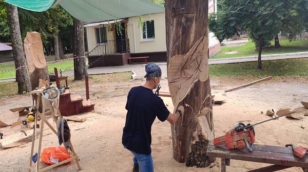 Фестиваль деревянных скульптур стартовал в Брянском парке Толстого