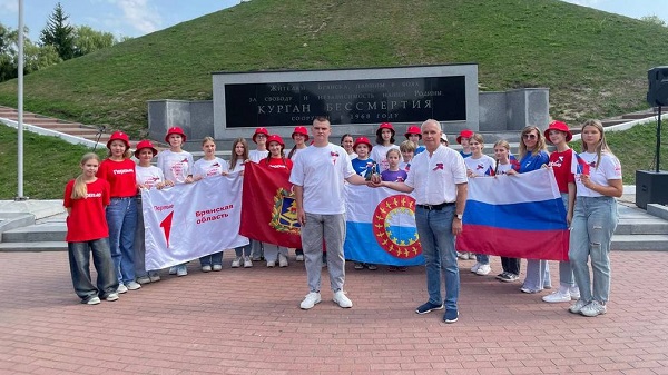 Брянские Первые передали главе Заполярья горсть героической брянской земли