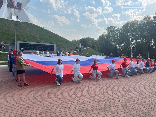 В Брянске прошла общественная акция, приуроченная к Дню Государственного флага