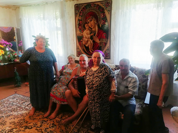 В Шамордино старейшую жительницу поздравили с Днем рождения