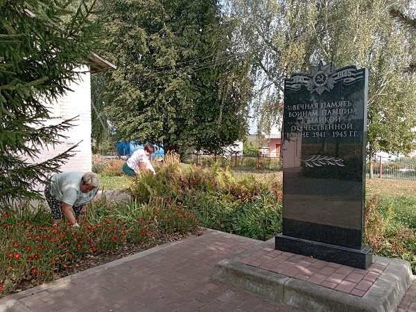 В Шамордино облагородили территорию памятника односельчанам, павшим в годы Великой Отечественной войны