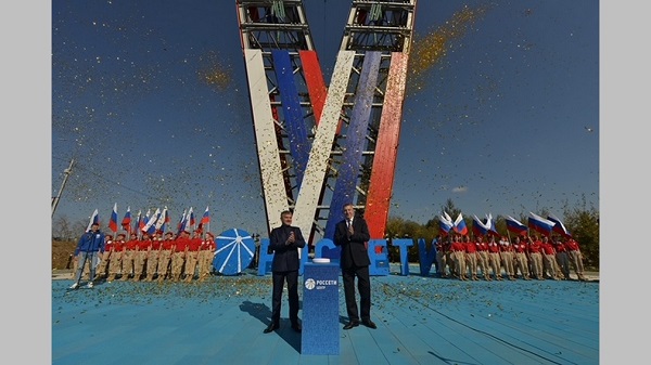 Александр Богомаз и Игорь Маковский открыли в Брянске опору ЛЭП, стилизованную под символ СВО