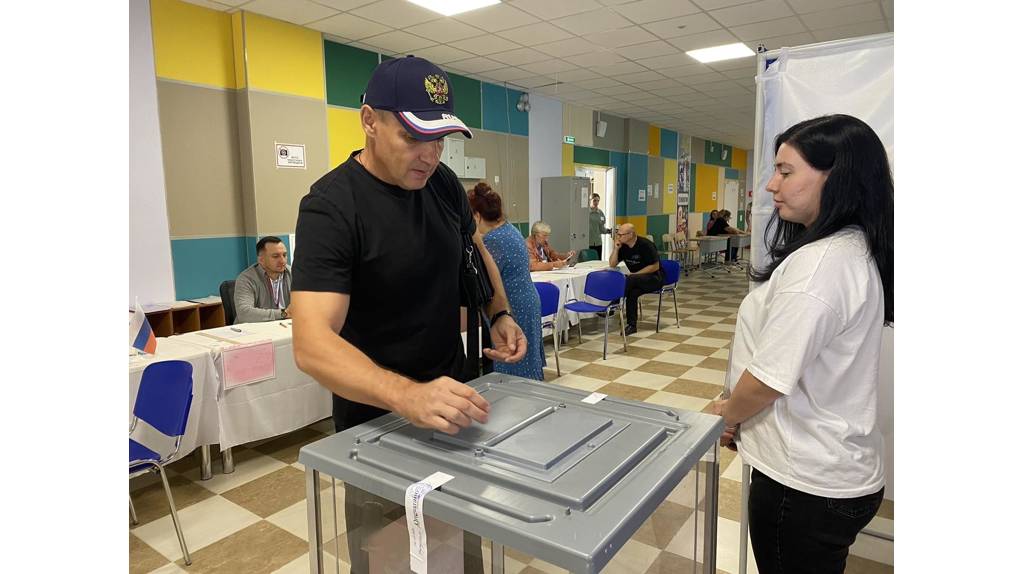 В Брянске проголосовал Герой России Андрей Фроленков