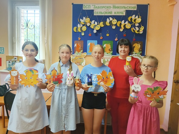 В Заборско-Никольском сельском клубе мастерили карандашницы