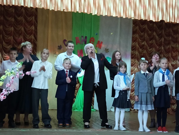 Праздничный концерт ко дню учителя прошел в Шамордино