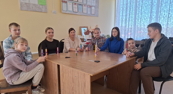 В Ходиловичах создавали свечу из вощины