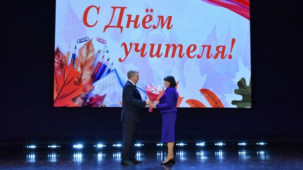 Губернатор предложил увеличить количество присвоений почетного звания учителям до 10 в год