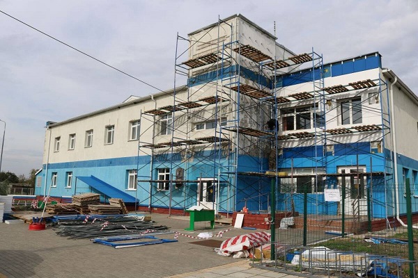 В брянских Комаричах начался ремонт фасада здания спорткомплекса