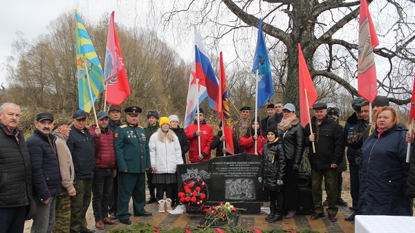 В брянском Карачеве открыли памятник на братской могиле