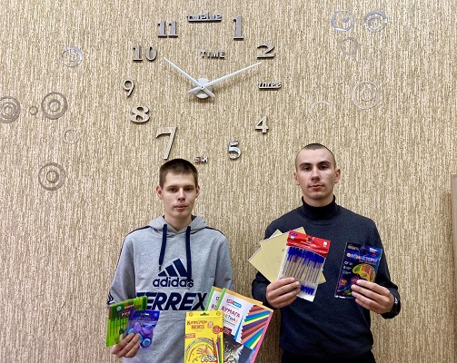 Жуковские студенты передали курским школьникам канцелярские товары