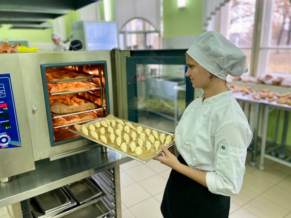 В Жуковском филиале Брянского аграрного техникума изготовили выпечку для воинов СВО