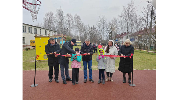 В брянском Дятьково открыли современную спортивную воркаут-площадку