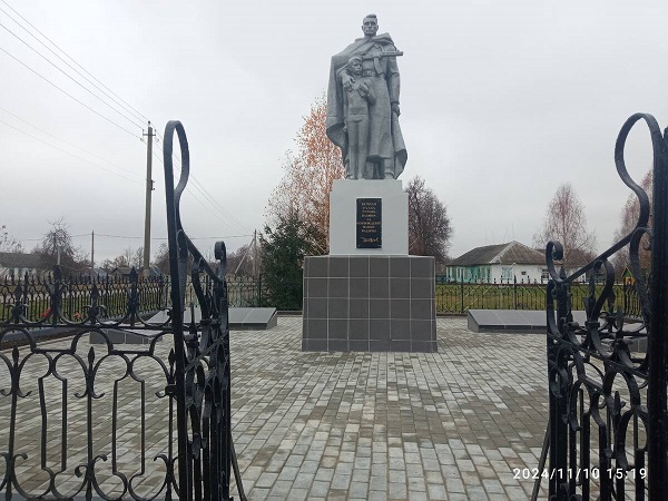 В брянском посёлке Климово благоустраивают памятные места