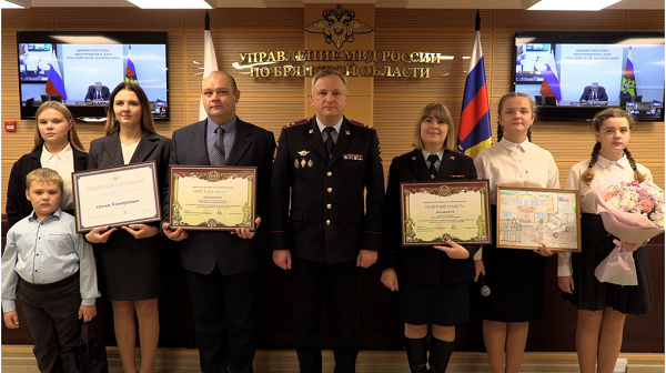 Многодетную семью полицейских из брянского Стародуба наградил Владимир Колокольцев