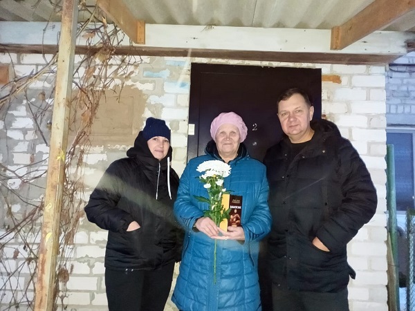 Участники самодеятельности Быковичского СДК поздравили матерей защитников Отечества