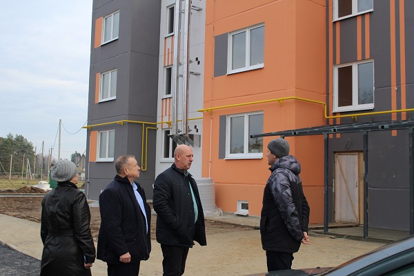 Жуковские единороссы проинспектировали строительство дома в Латышах