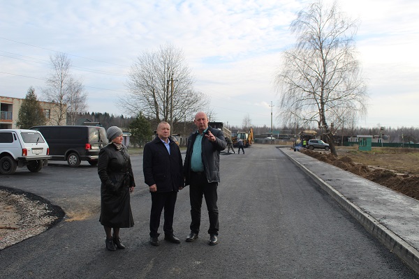 В Латышах уложили асфальт на улице Молодежной