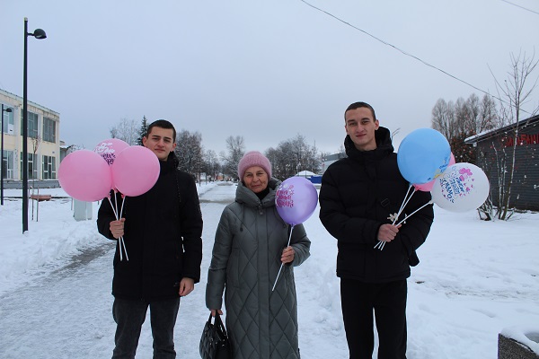 Жуковских мам волонтеры поздравили с праздником