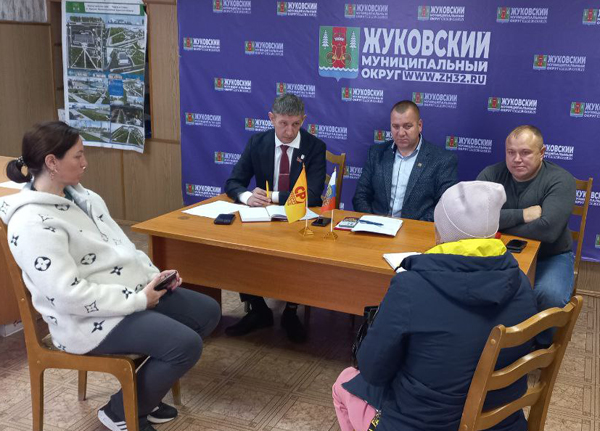 Приём граждан в Жуковке провёл депутат облдумы Алексей Тимошков