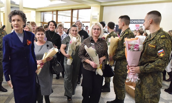 Губернатор Александр Богомаз поздравил матерей Брянской области с Днем матери