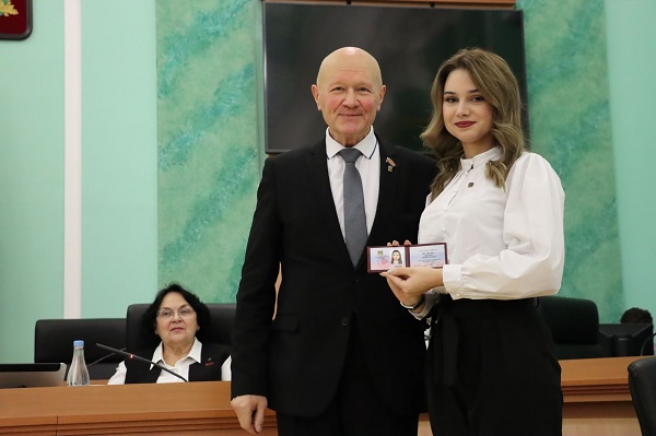 Членам Молодежного парламента Брянской области VIII созыва вручили удостоверения