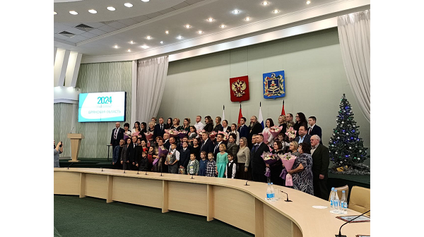 Брянский губернатор вручил семье Ляпченковых диплом победителя конкурса «Семья года 2024»